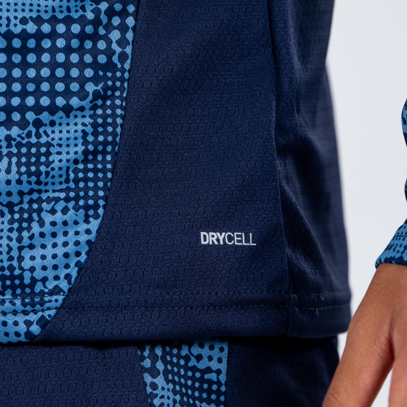 Dettaglio scritta DRYCELL maglia training calciatori blu navy con fantasia geometrica