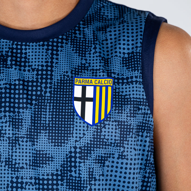 Dettaglio canotta training blu navy calciatori con logo Parma Calcio su sfondo geometrico
