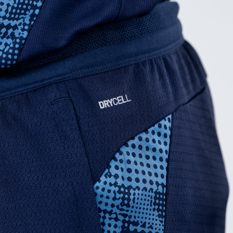 Dettaglio scritta DRYCELL pantalone training calciatori blu navy con fantasia geometrica