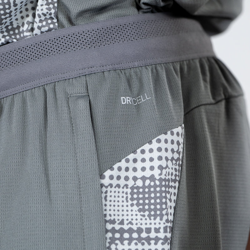 Dettaglio scritta Drycell Pantaloncino training uomo con elastico in vita, trama geometrica laterale