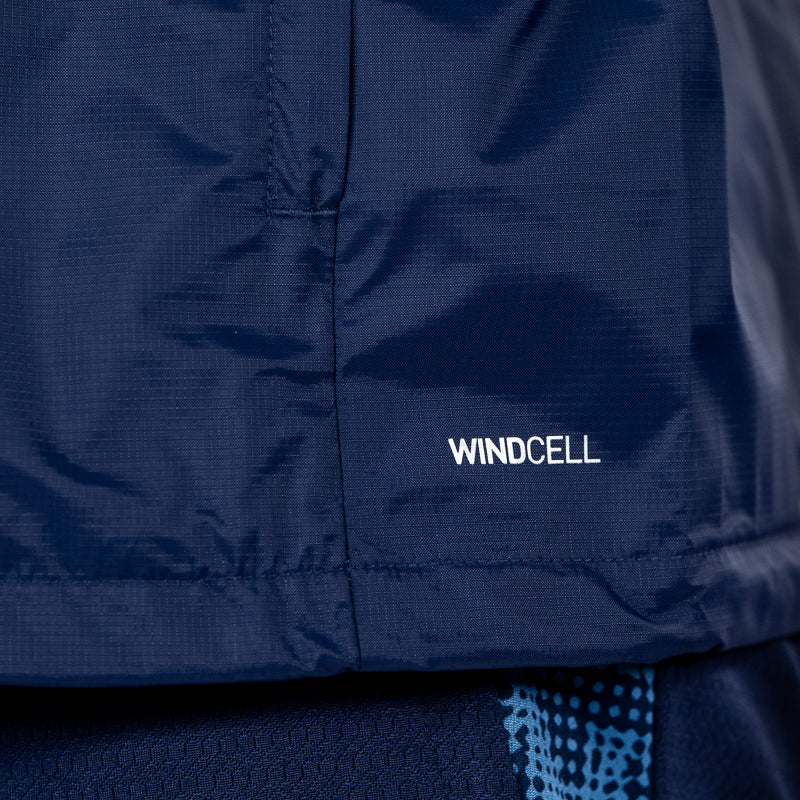 Dettaglio scritta Windcell giacca antipioggia blu navy