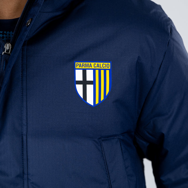Dettaglio giacca piumino da panchina blu navy con logo Parma Calcio