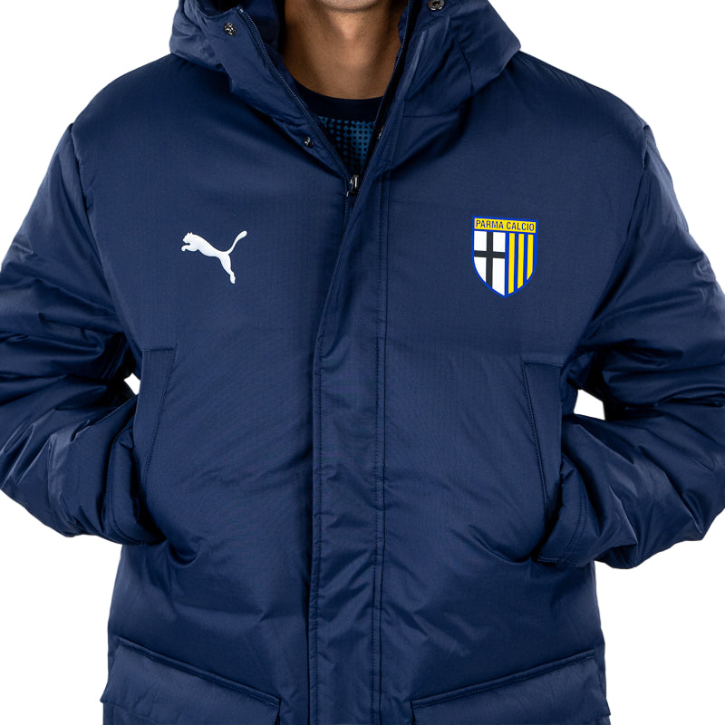 Dettaglio giacca da panchina blu navy con tasche laterali, logo Parma Calcio e Puma