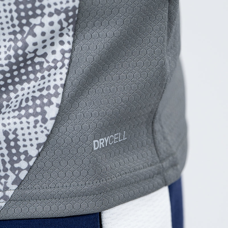 dettaglio scritta Drycell maglia training uomo grigia