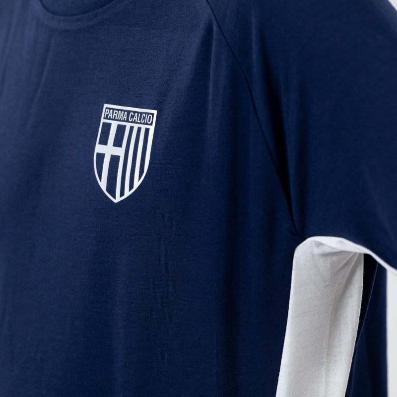 Dettaglio logo Parma Calcio su t-shirt blu navy