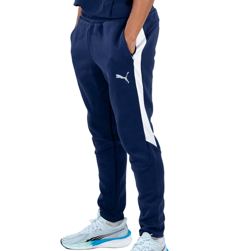 Pantalone tuta lungo blu navy, uomo con elastico in vita, bande laterali bianche, logo Parma Calcio e logo Puma