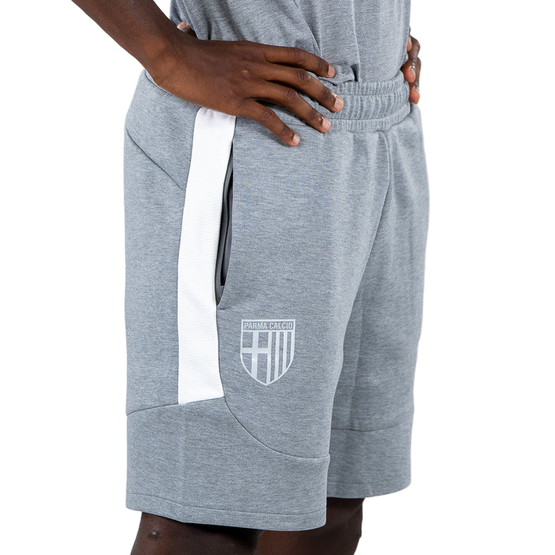 Bermuda grigio uomo con elastico in vita, bande laterali bianche, logo Parma Calcio e Puma