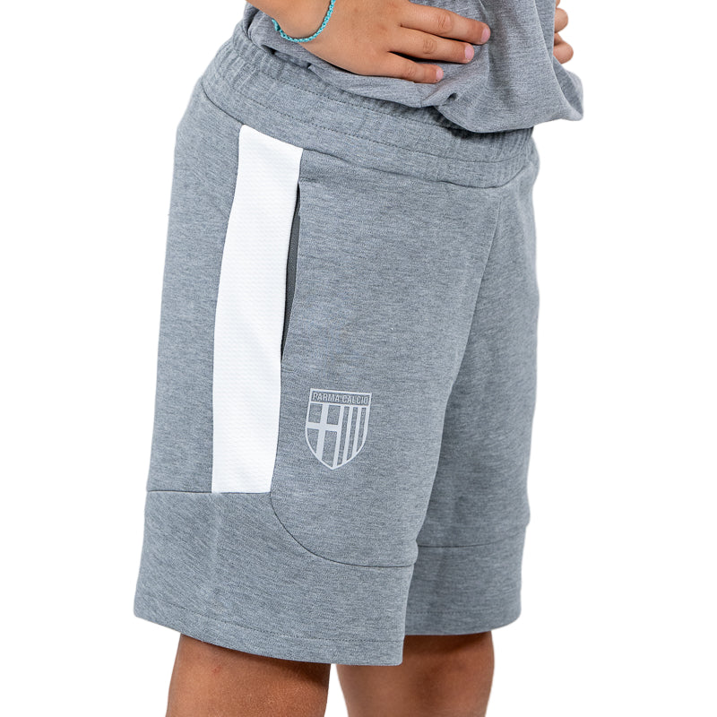 Bermuda grigio bambino con bande laterali bianche, elastico in vita, logo Parma Calcio e Puma