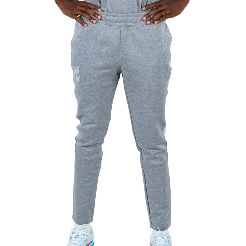 Pantalone tuta lungo grigio uomo con elastico in vita, bande laterali bianche, logo Parma Calcio e logo Puma