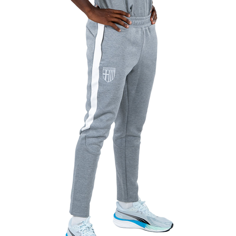 Pantalone tuta lungo grigio uomo con elastico in vita, bande laterali bianche, logo Parma Calcio e logo Puma