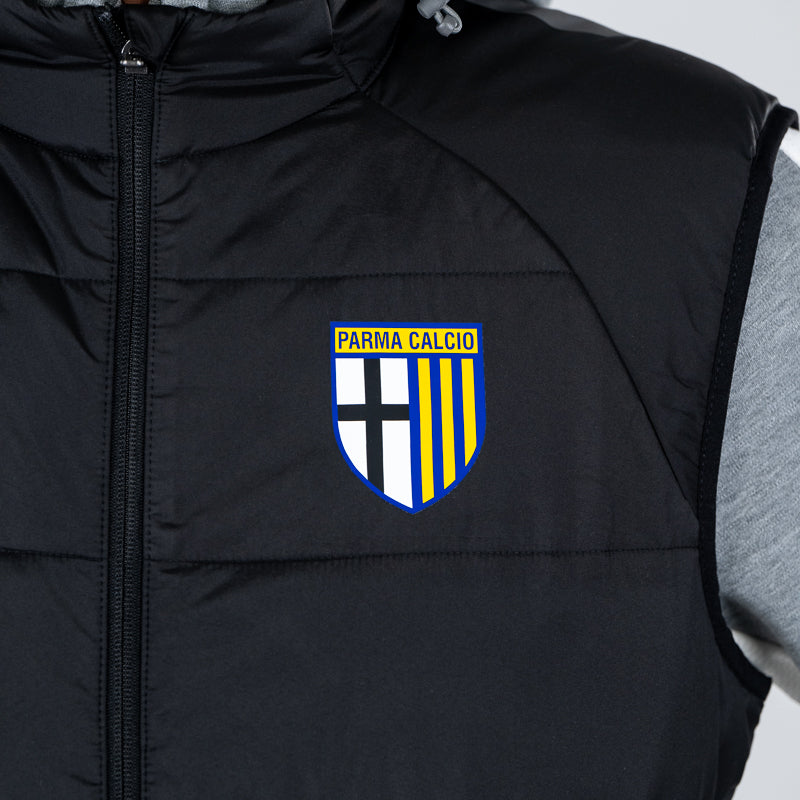 piumino smanicato nero adulto con zip, tasche laterali con cerniera, colletto, tasche interne, logo Parma Calcio e Puma