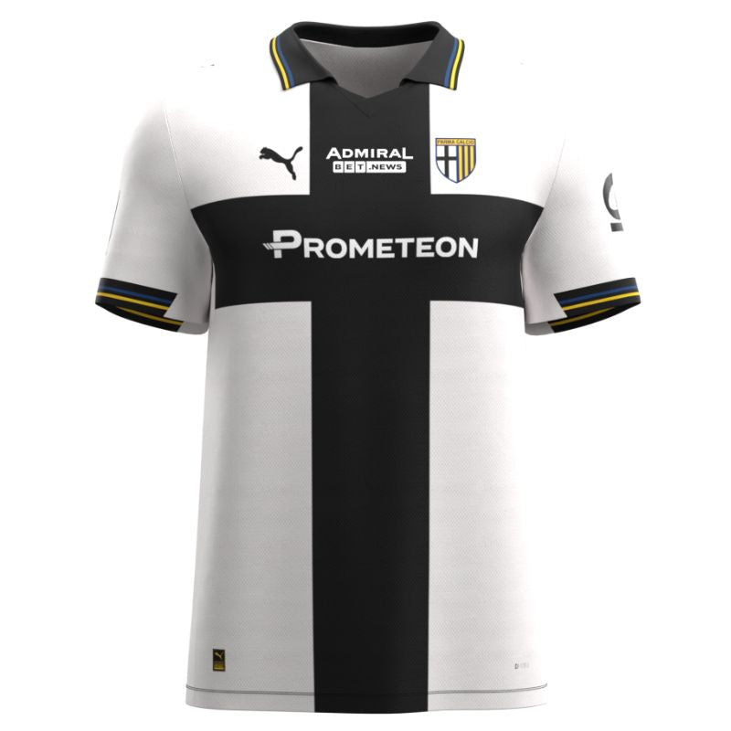 Fronte maglia gara Home Parma Calcio Warm White con croce nera colletto a V, i dettagli in blu e giallo personalizzata con nome e numero calciatore, sponsor e patch serie A