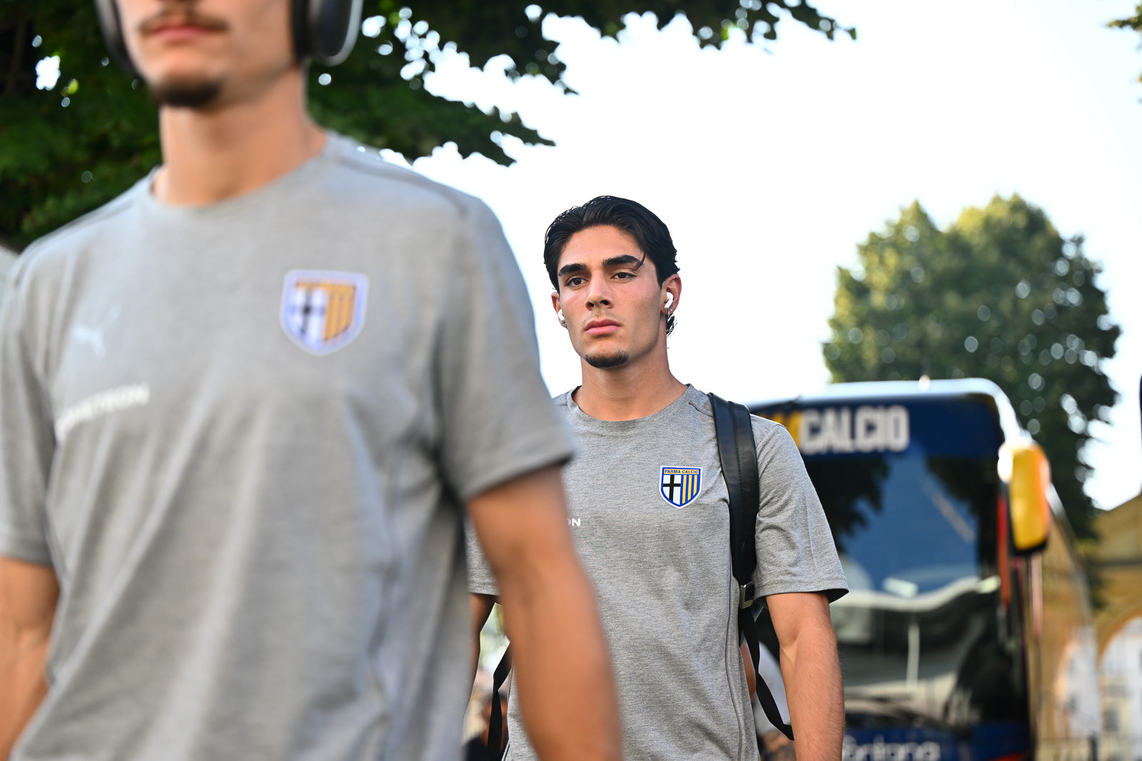 Foto con due giocatori Parma Calcio prima squadra maschile e pullman