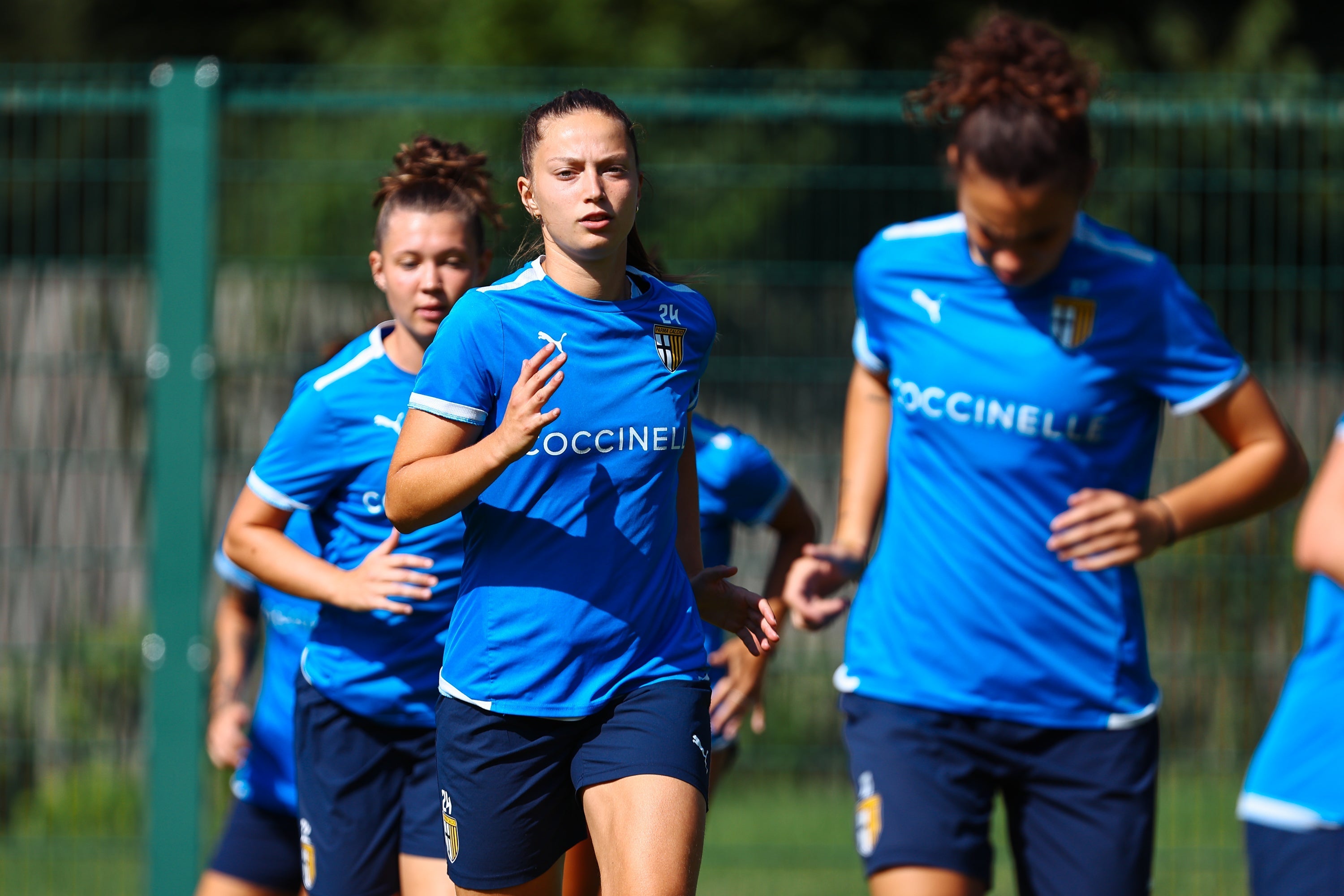 foto con giocatrici Parma Calcio durante sessione di allenameto con maglietta azzurra e short blu