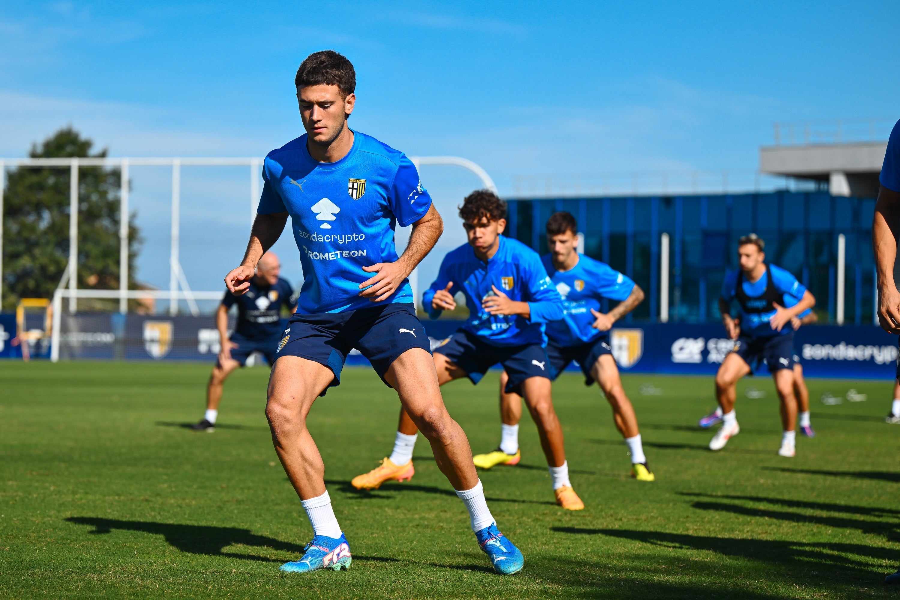 foto con giocatori Parma Calcio durante sessione allenamento con maglia azzurro e short blu