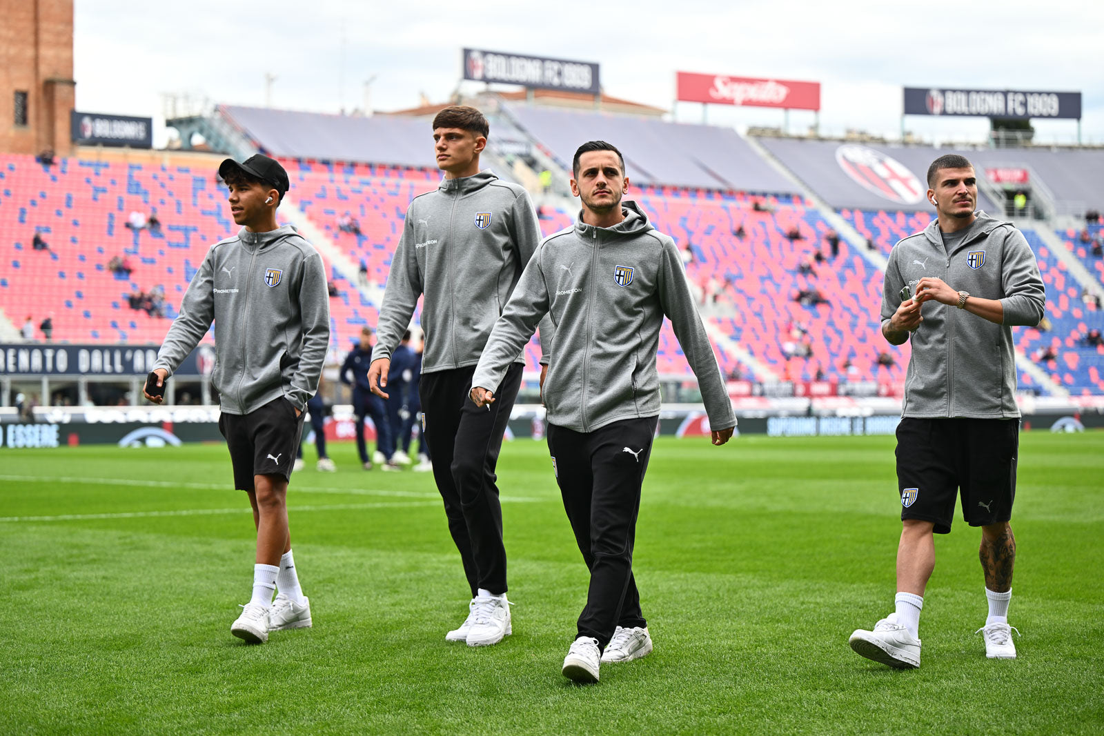 foto con giocatori prima squadra maschile in campo con abbigliamento casual nero e grigio