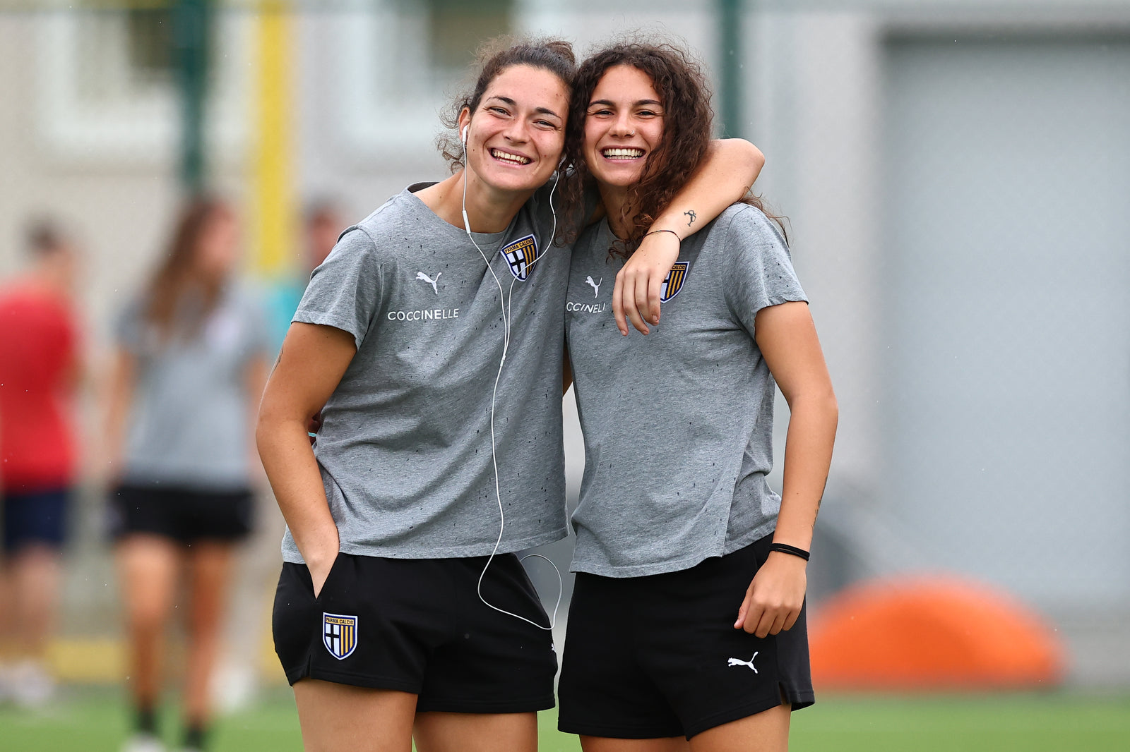 foto con due giocatrici Parma Calcio Prima Squadra Femminile