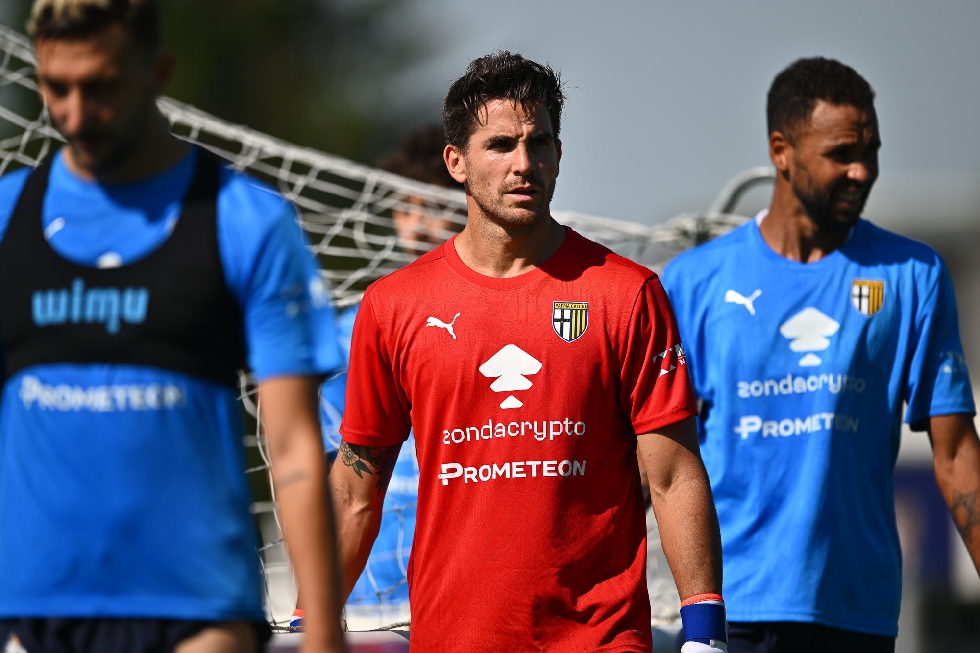 foto con giocatori Parma Calcio durante sessione allenamento con maglia azzurro e rosso