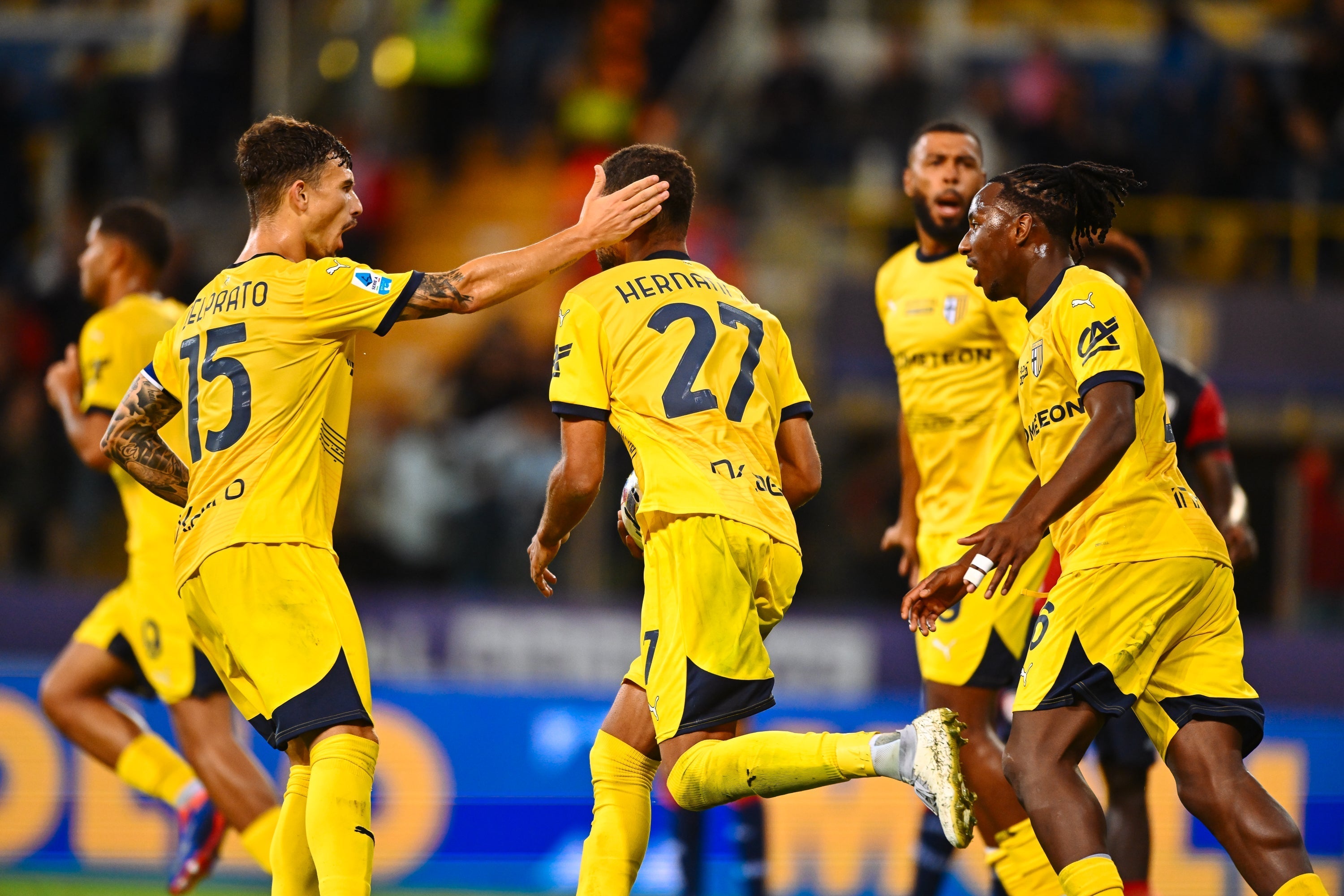 foto partita giocatori prima squadra maschile Parma Calcio con third kit giallo