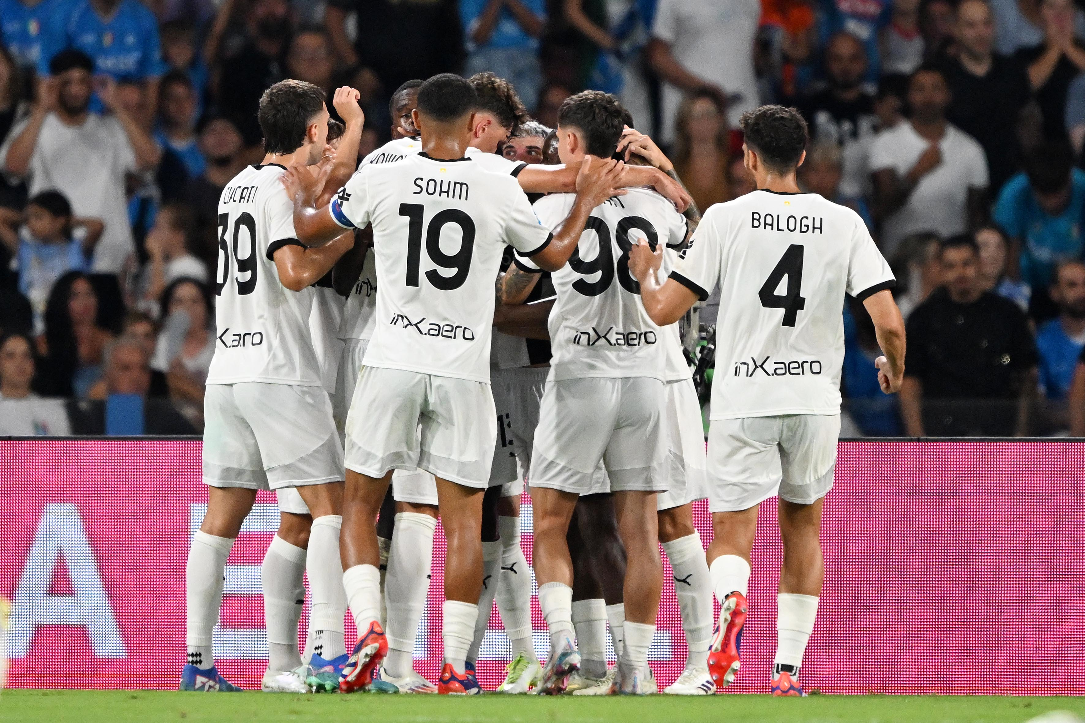 foto partita giocatori prima squadra maschile Parma Calcio con Home kit bianco