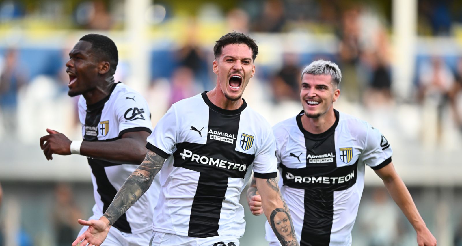 foto partita giocatori Prima squadra maschile Parma Calcio con home kit bianco