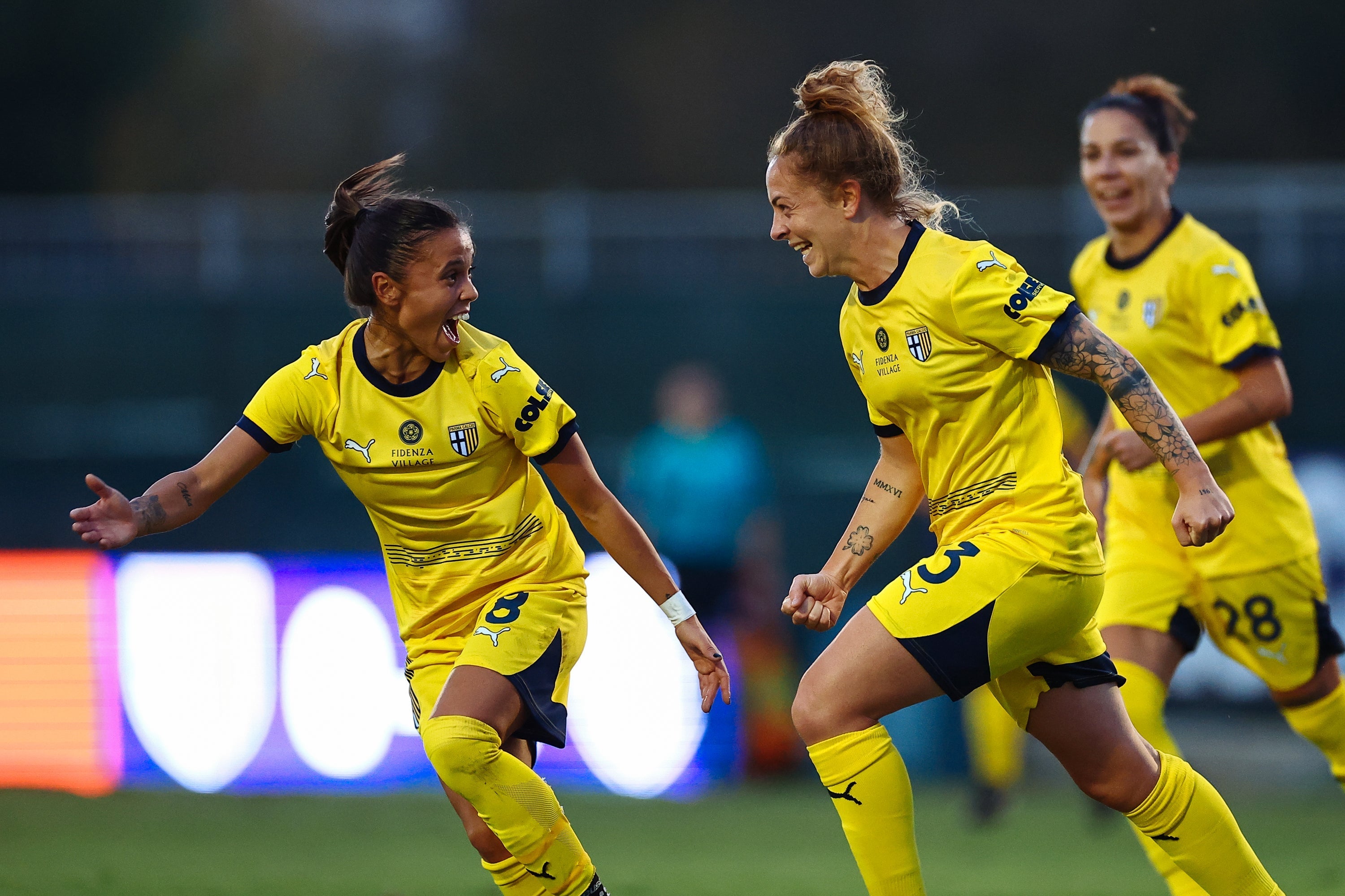 foto partita giocatrici prima squadra femminile Parma Calcio con third kit giallo