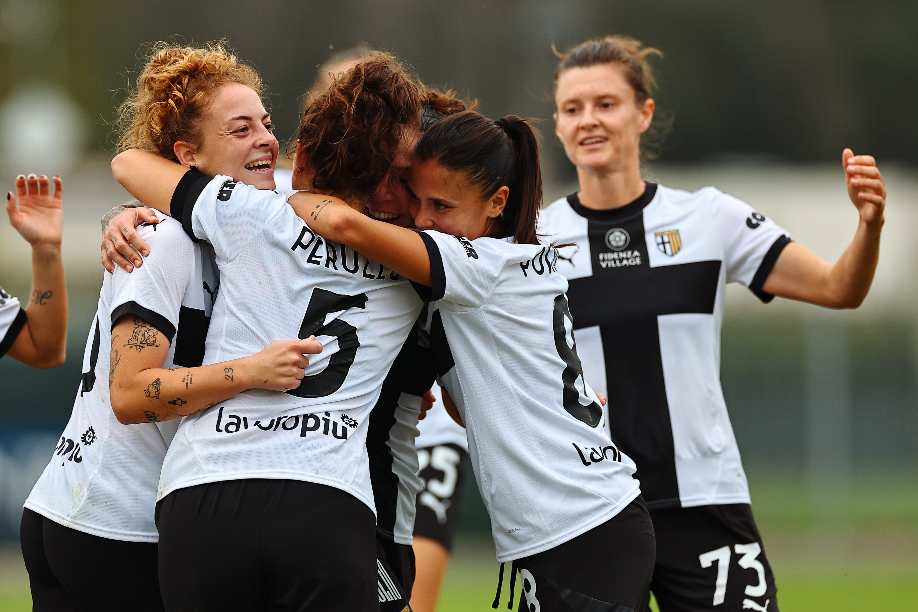 foto partita giocatrici prima squadra femminile Parma Calcio con home kit bianco e nero