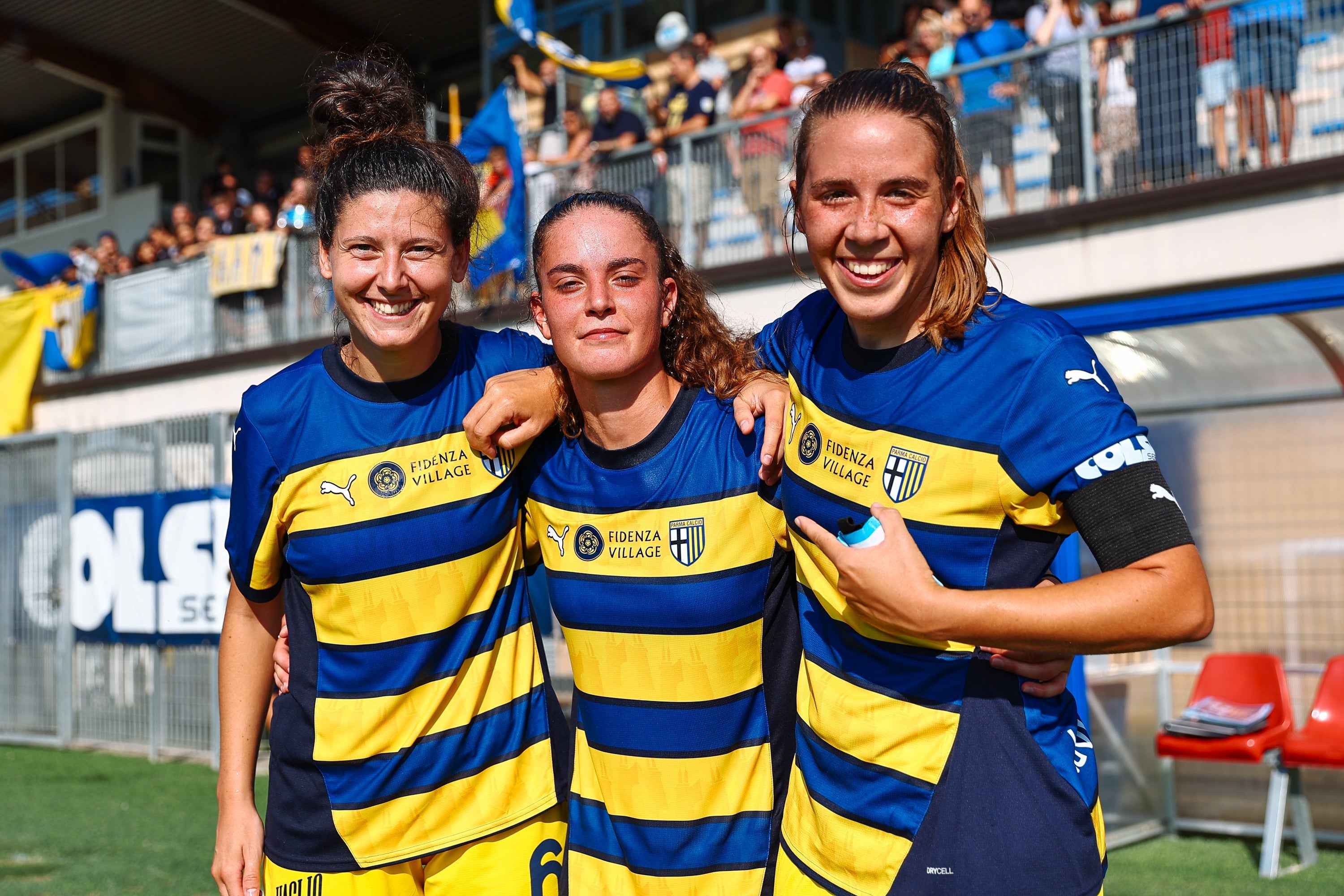 foto partita giocatrici prima squadra femminile Parma Calcio con away kit gialloblu