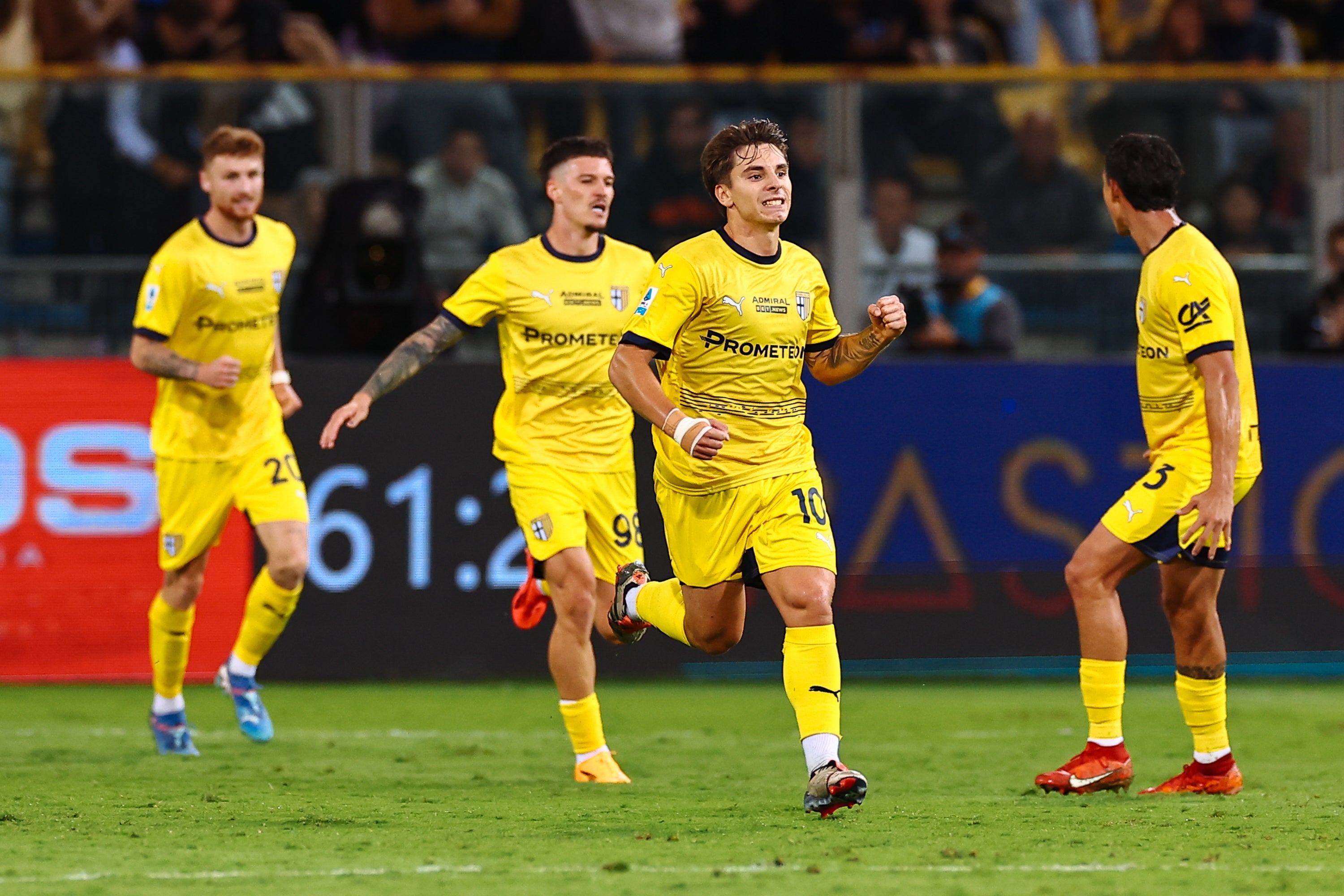 foto partita giocatori Prima squadra maschile Parma Calcio con third kit giallo