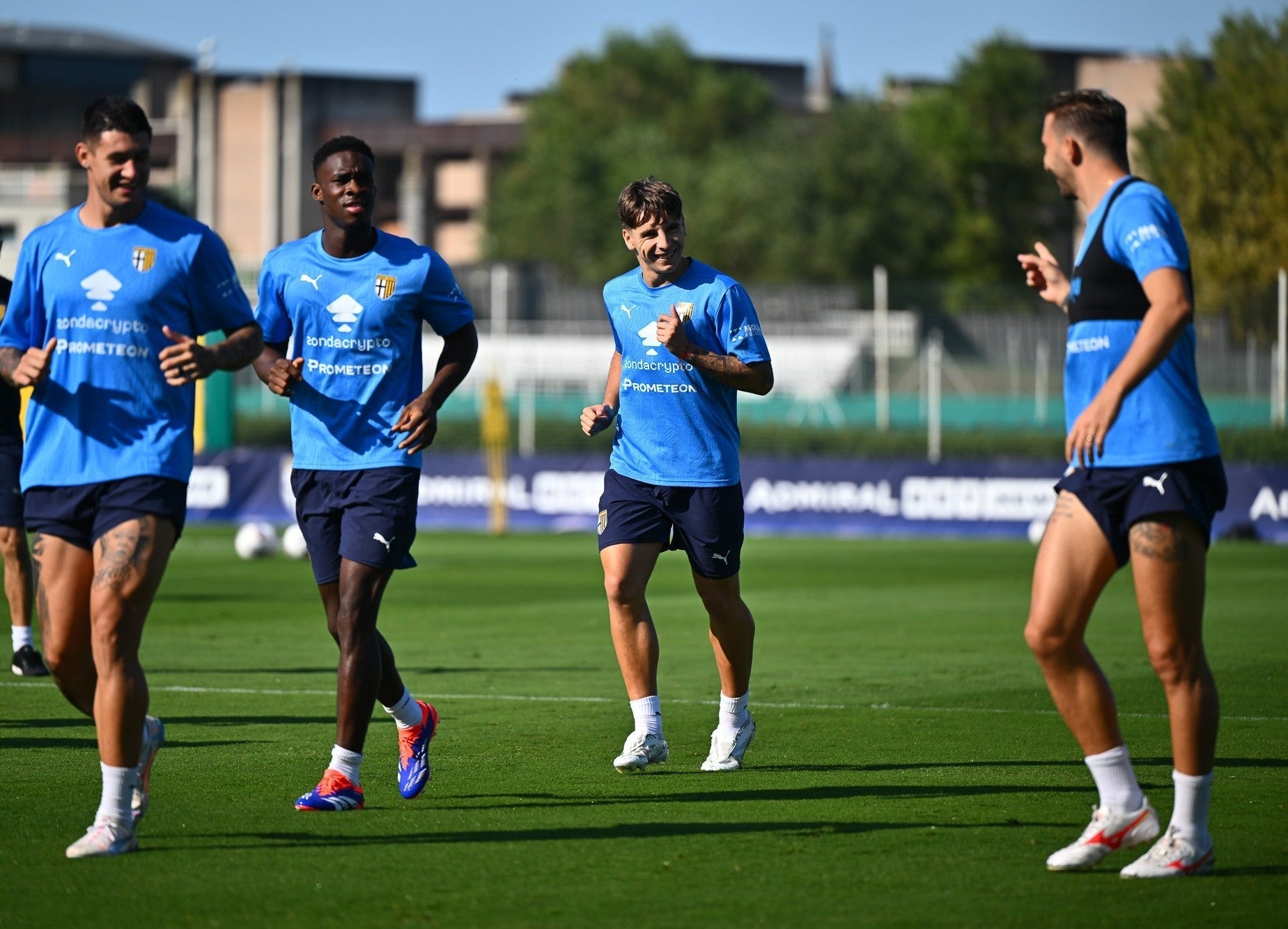 foto con giocatori Parma Calcio durante sessione allenamento con maglia azzurro e short blu