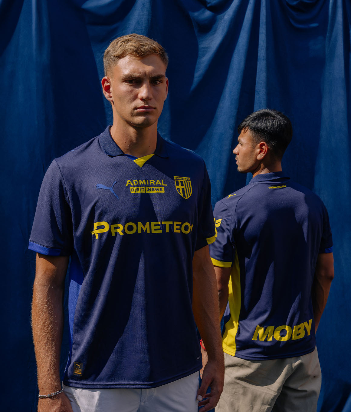 Foto shooting con calciatori Pellegrino e Ordonez che indossano quarta maglia gara blu navy Parma calcio per lancio maglia