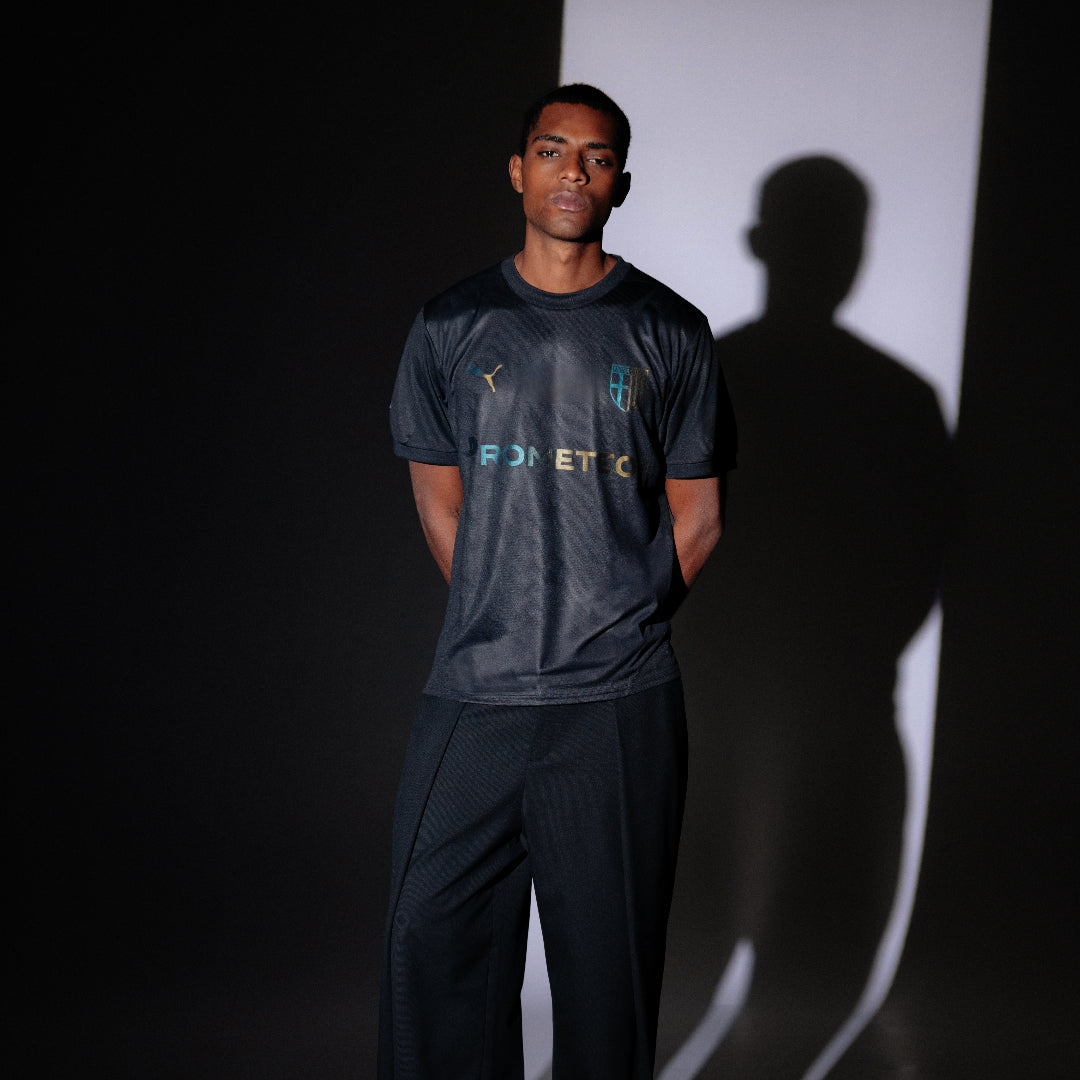 Maglia gara fourth nera stagione 24/25 con sponsor prima squadra maschile e logo Parma calcio e Puma olografici