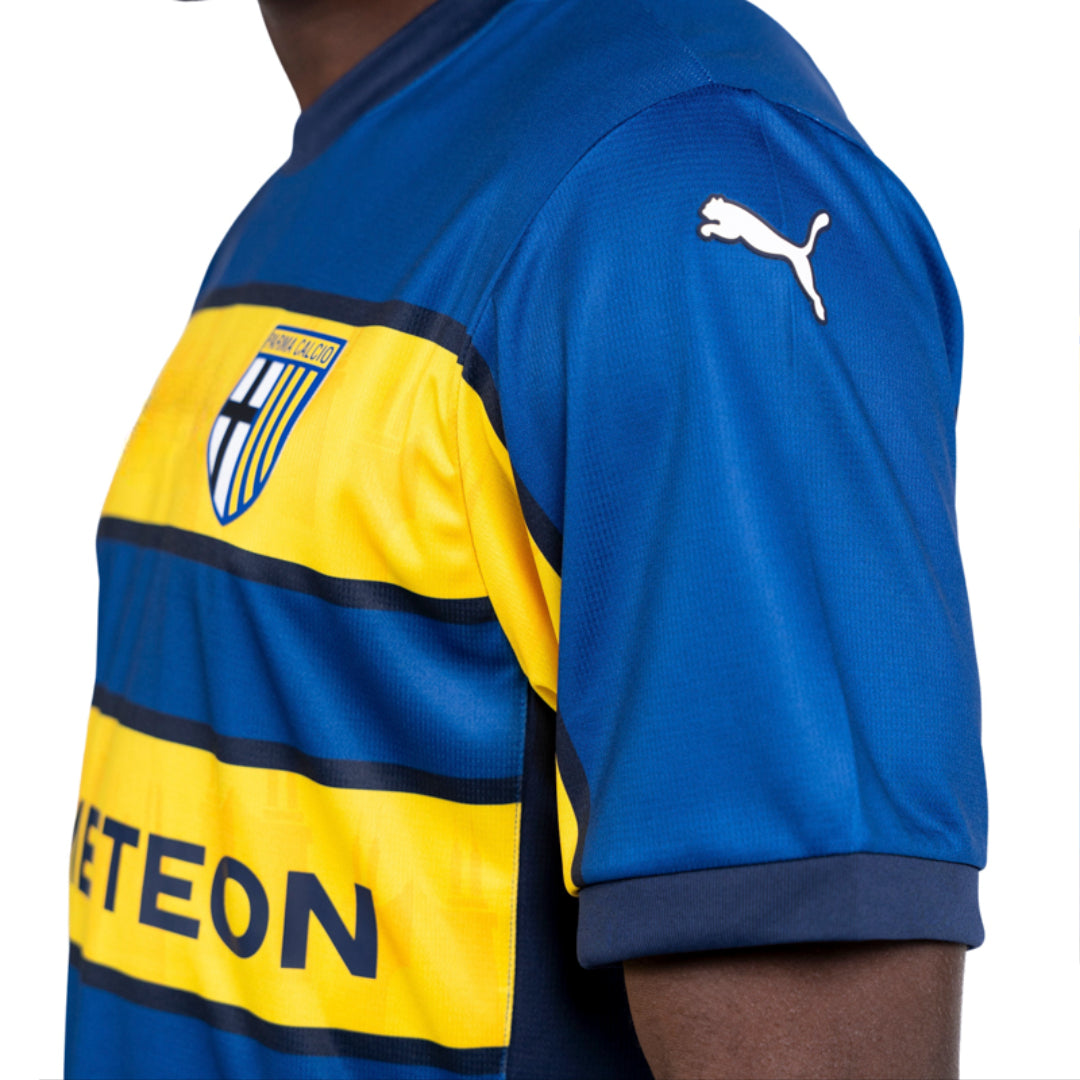 Maglia away mezze maniche, righe giallo e blu stagione 24/25 con sponsor Prometeon prima squadra maschile