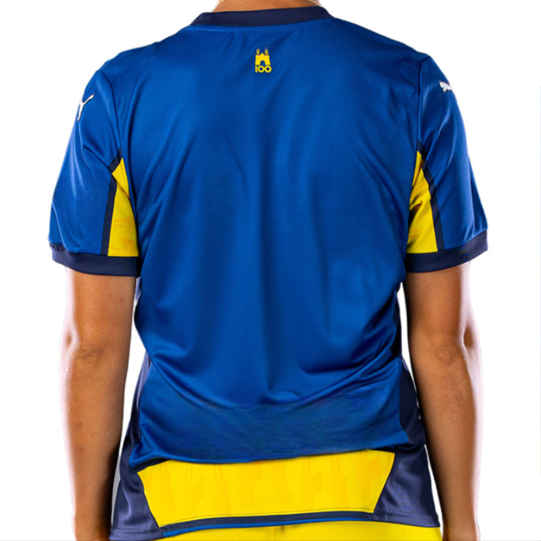 Maglia away mezze maniche, righe giallo e blu stagione 24/25 con sponsor Oxfam prima squadra femminile 