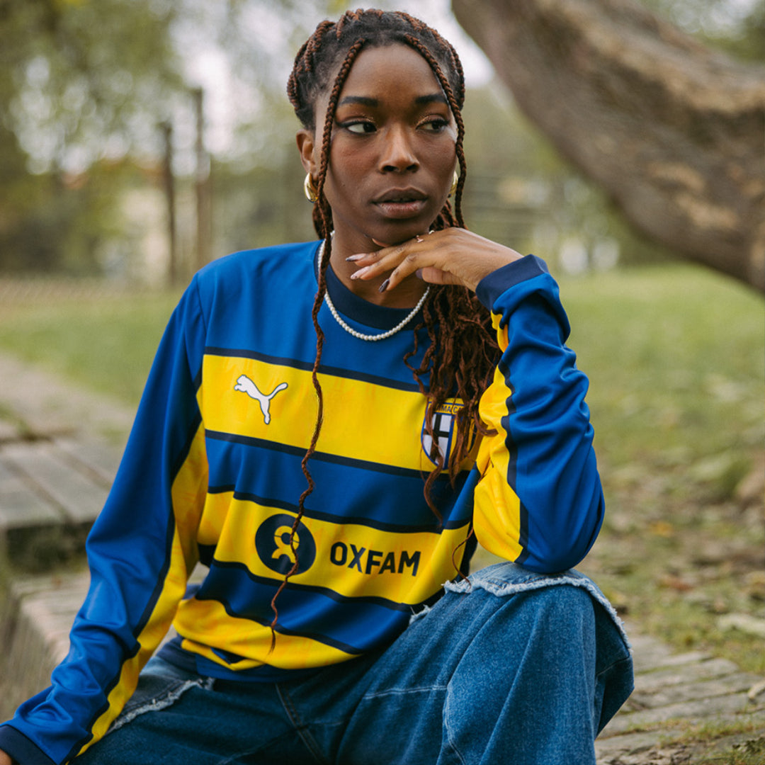 Maglia away manica lunga, righe giallo e blu stagione 24/25 con sponsor Oxfam prima squadra femminile 