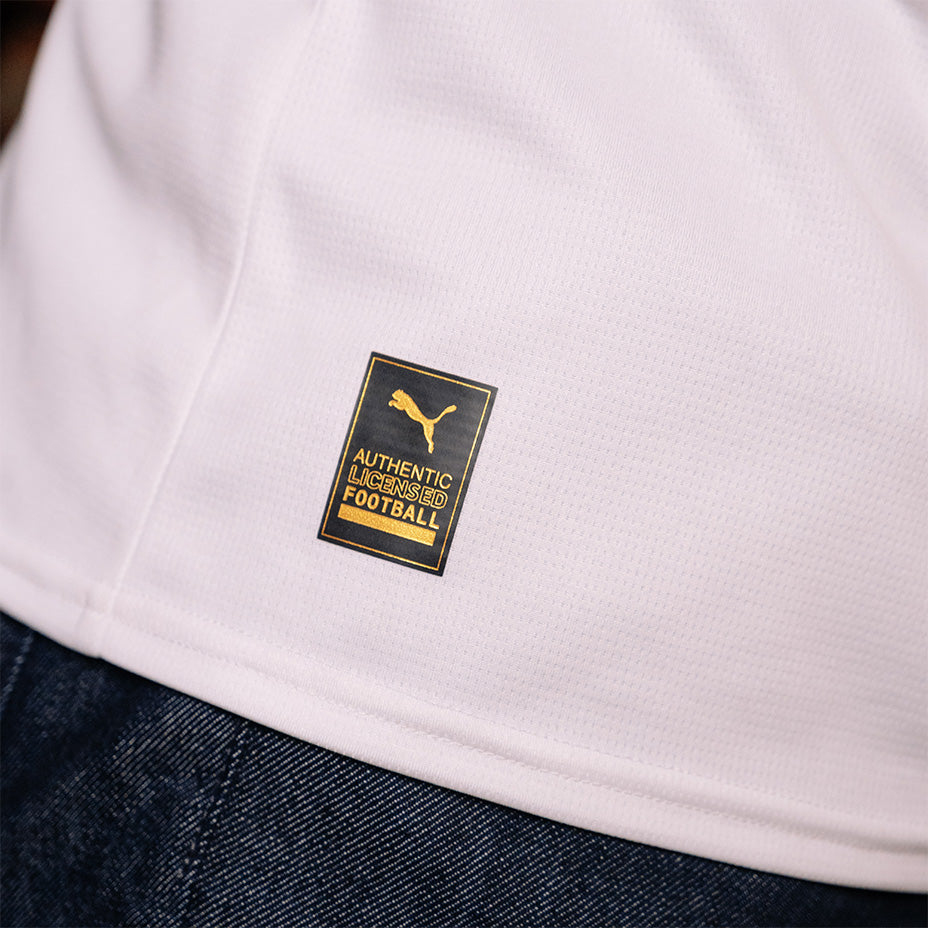 Dettaglio maglia gara con medaglietta Puma Authentic Licensed Football