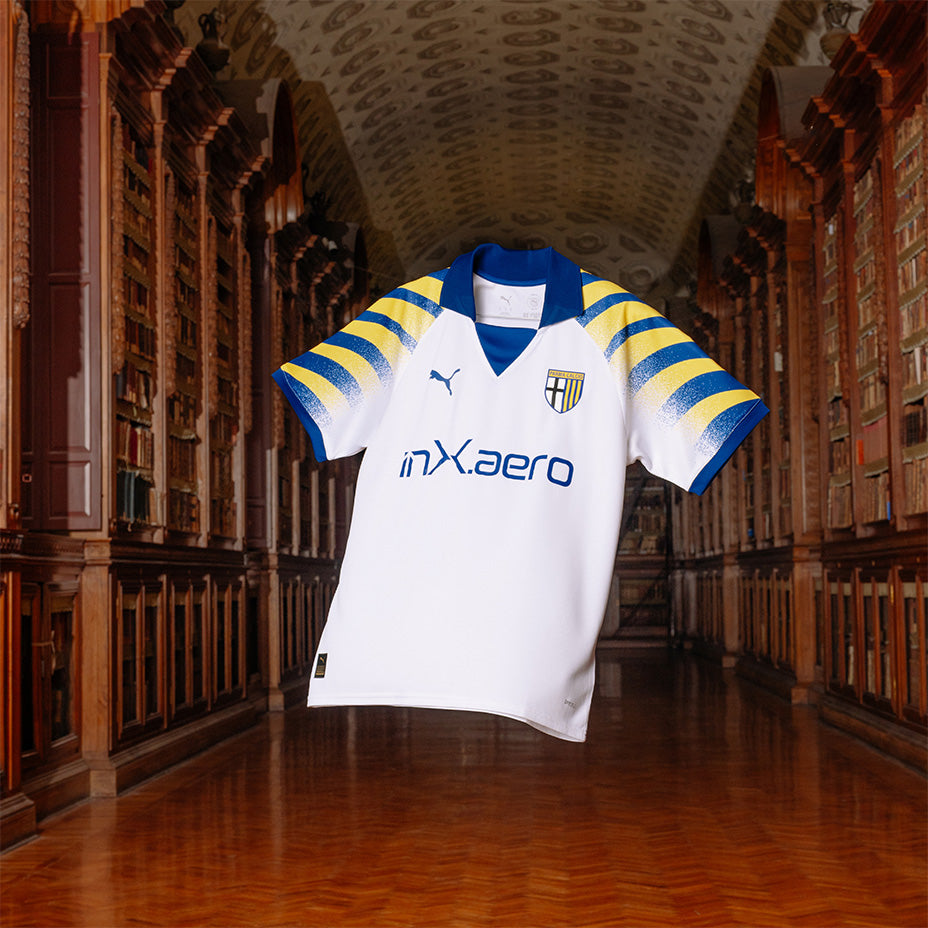 Nuova terza maglia gara femminile Parma Calcio bianca con colletto e maniche giallo-blu. Sulla maglia sono presenti logo Parma, logo Puma blu e sponsor