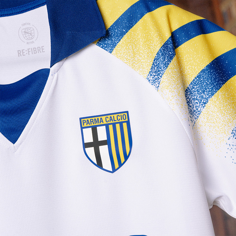 Dettaglio logo Parma Calcio nuova terza maglia gara Parma Calcio bianca con colletto e maniche giallo-blu. 