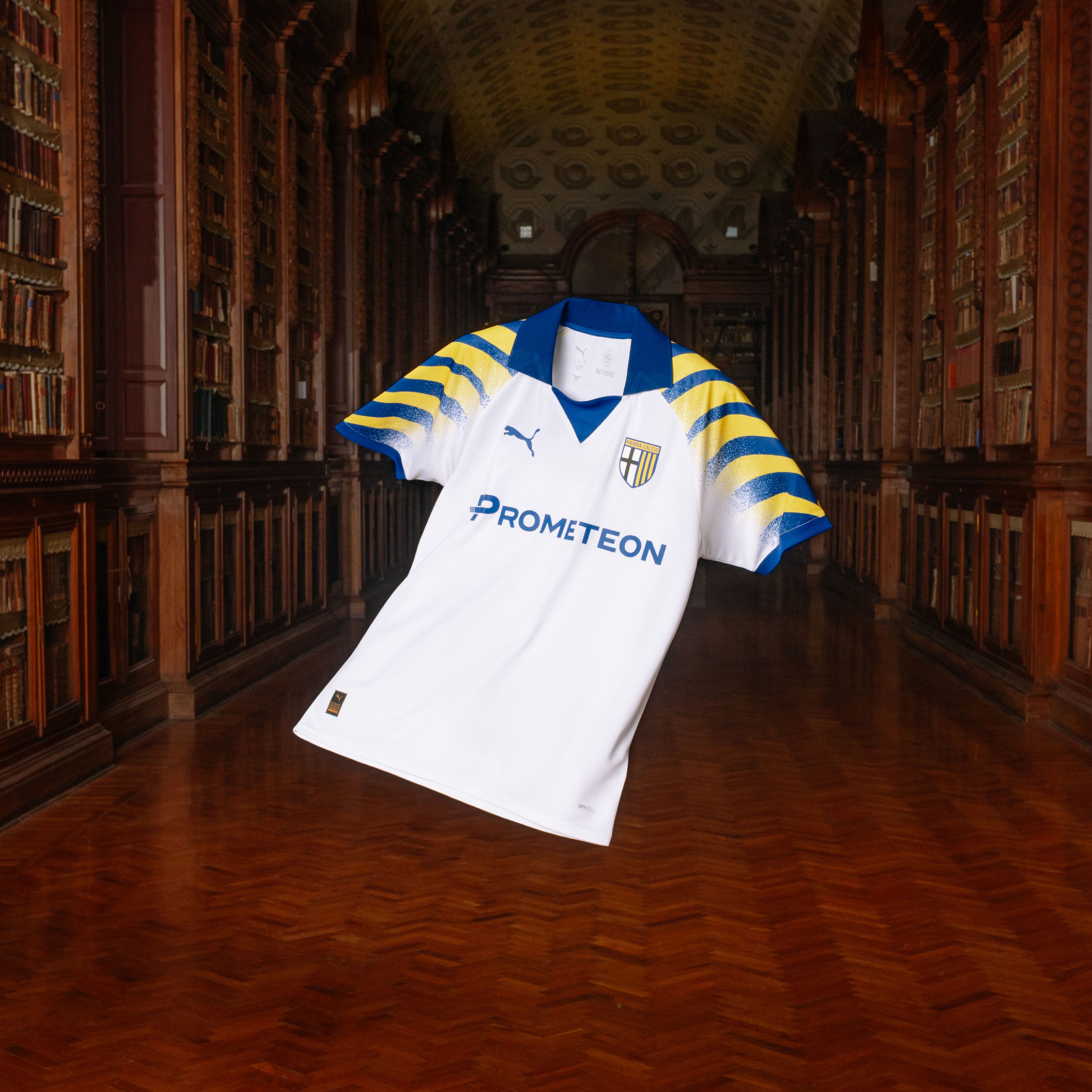 Nuova terza maglia gara maschile Parma Calcio bianca con colletto e maniche giallo-blu. Sulla maglia sono presenti logo Parma e logo Puma blu 