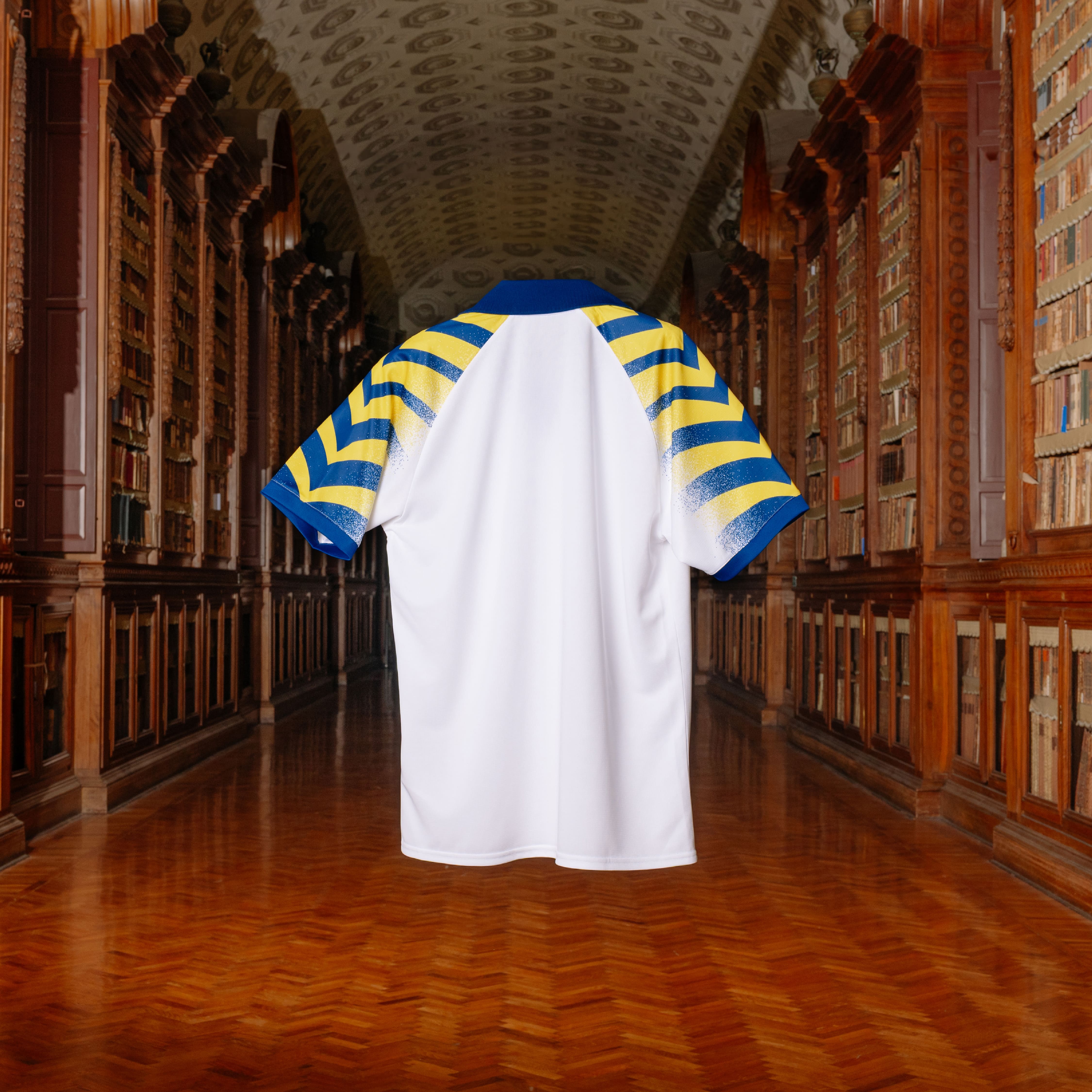 Retro Nuova terza maglia gara maschile Parma Calcio bianca con colletto e maniche giallo-blu. 