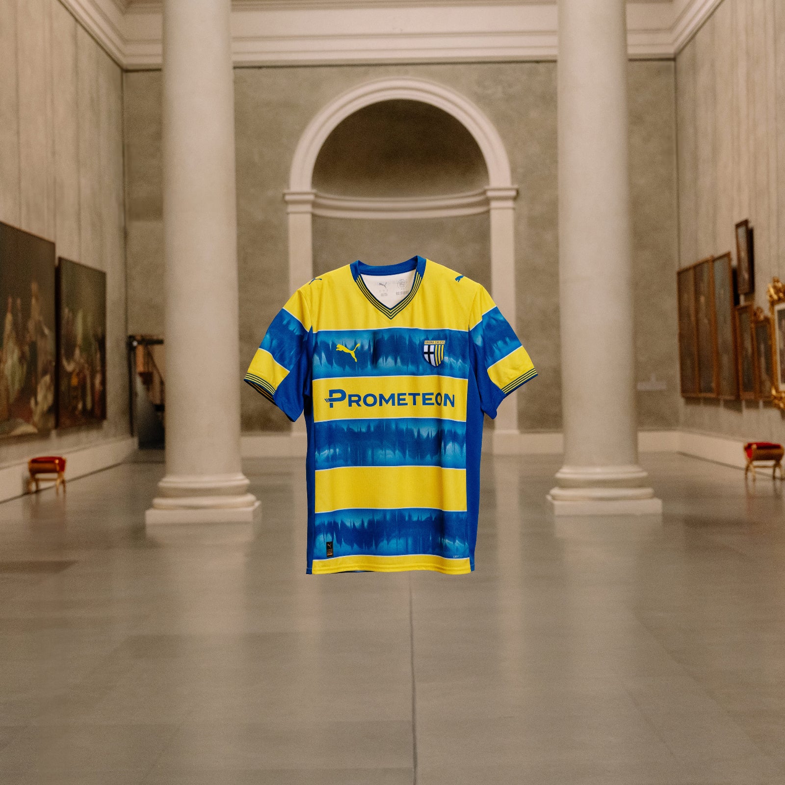 Foto nuova maglia gara away parma calcio  a righe giallo e blu con onda sonora della voce dei tifosi stilizzata.