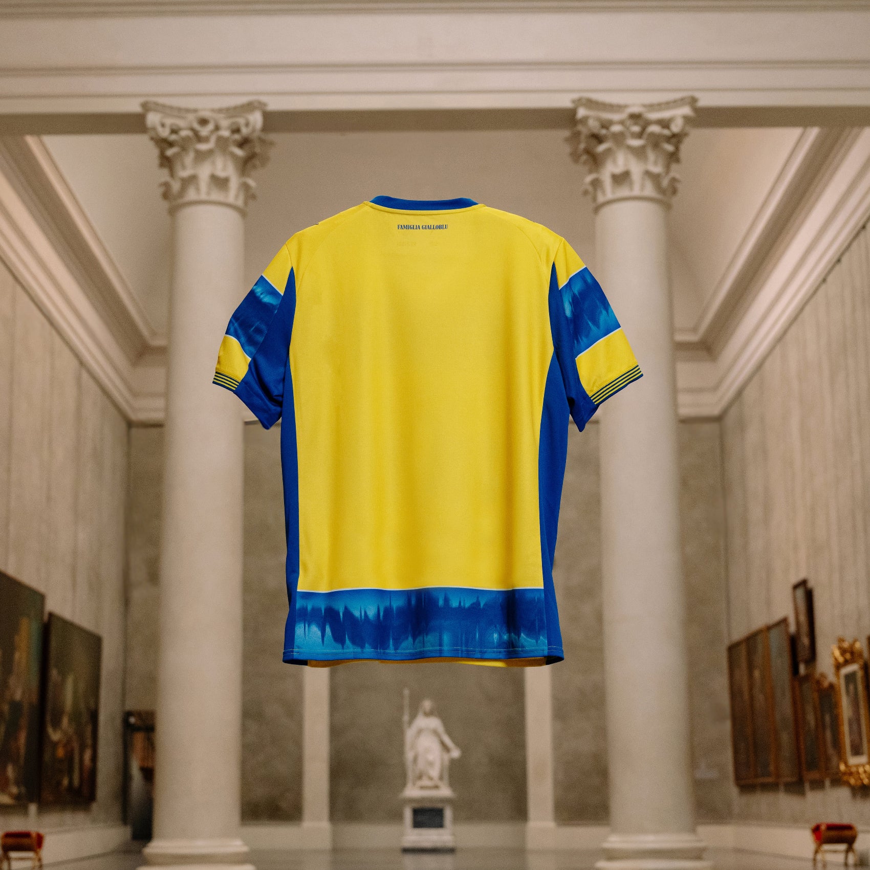 Foto del retro nuova maglia gara away parma calcio con dettaglio sul retro "Famiglia Giaalloblu"