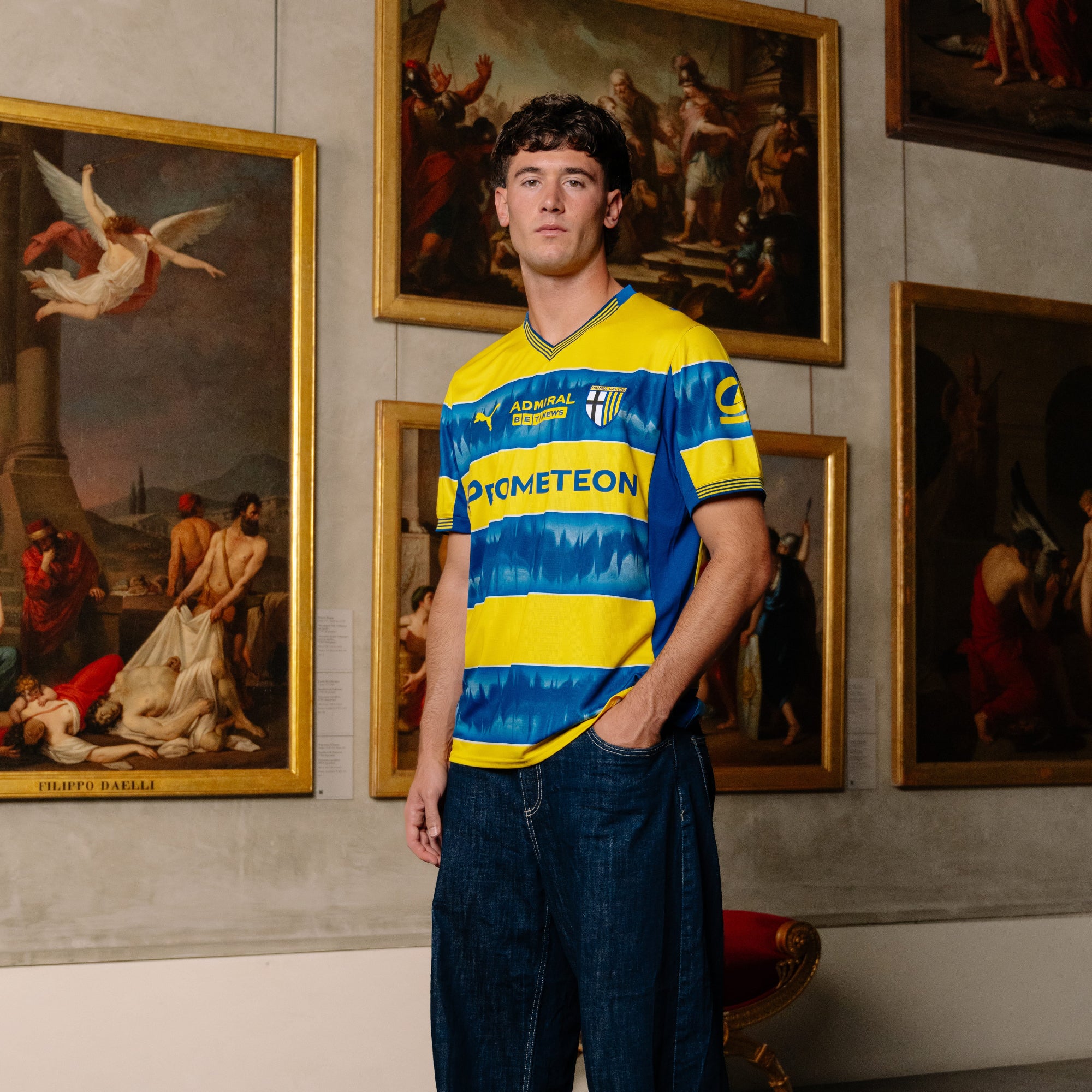 Foto presentazione maglia gara away nei colori giallo e blu che riprende in modo stilizzato la voce dei cori dei tifosi. Indossata dal calciatore Circati della prima squadra maschile Parma Calcio