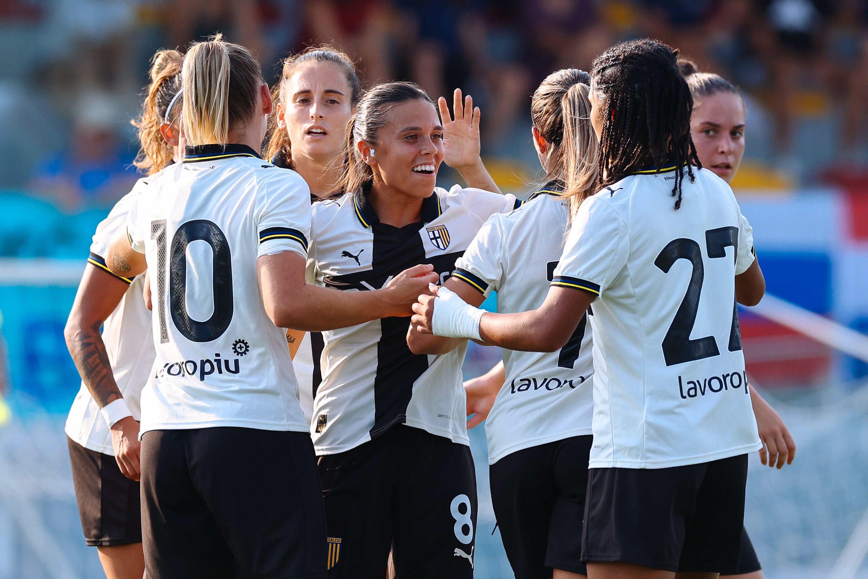 Foto esultanza calciatrici prima squadra femminile Parma Calcio con home kit 25/26
