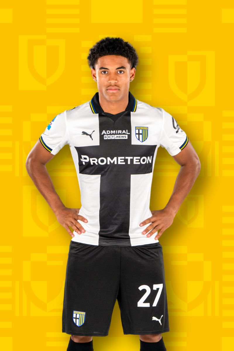 Foto calciatore Britschgi con Home Kit Parma Calcio su sfondo Texture gialla
