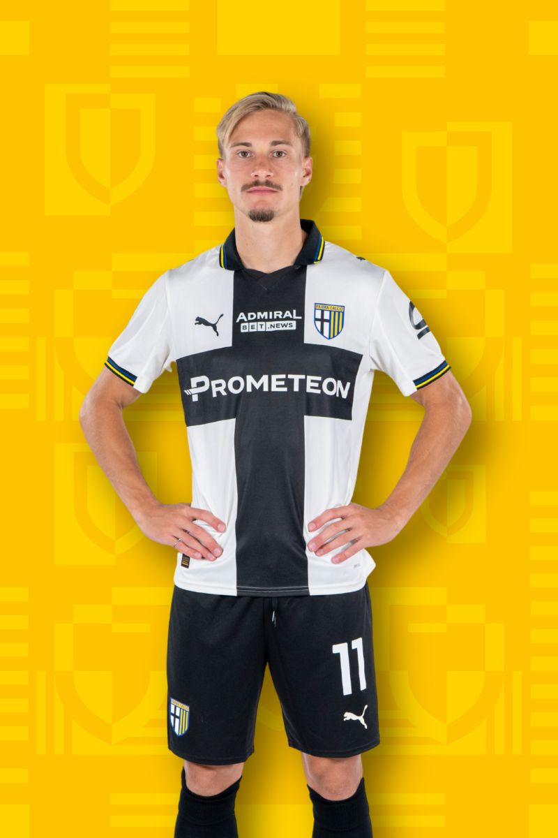 Foto calciatore Almqvist con Home Kit Parma Calcio su sfondo Texture gialla