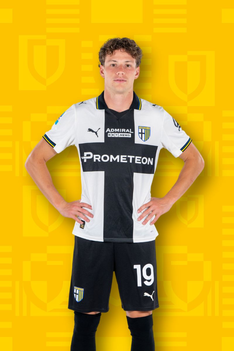 Foto calciatore Begic con Home Kit Parma Calcio su sfondo Texture gialla