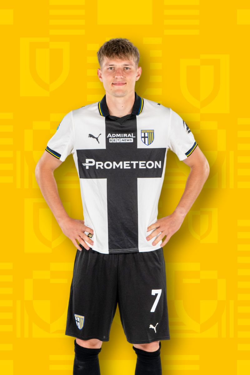 Foto calciatore benedyczak con Home Kit Parma Calcio su sfondo Texture gialla