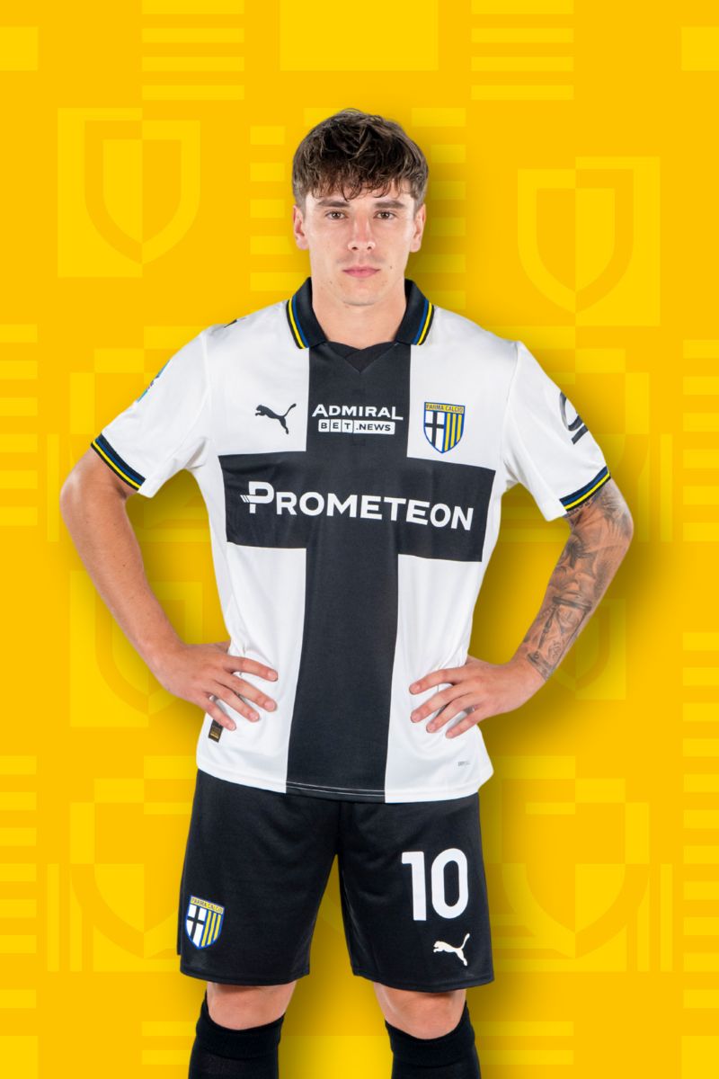 Foto calciatore Bernabé con Home Kit Parma Calcio su sfondo Texture gialla