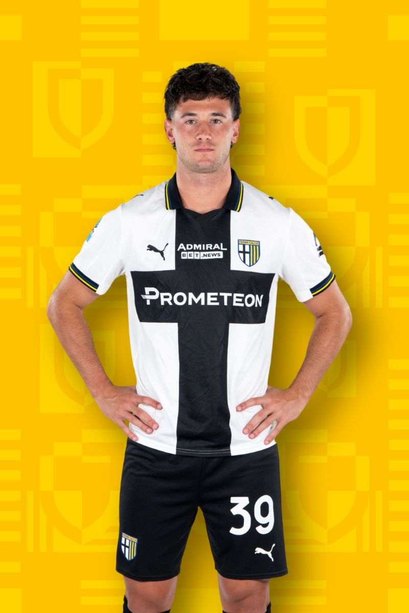 Foto calciatore Circati con Home Kit Parma Calcio su sfondo Texture gialla